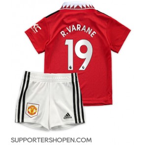 Manchester United Raphael Varane #19 Hemmatröja Barn 2022-23 Kortärmad (+ korta byxor)